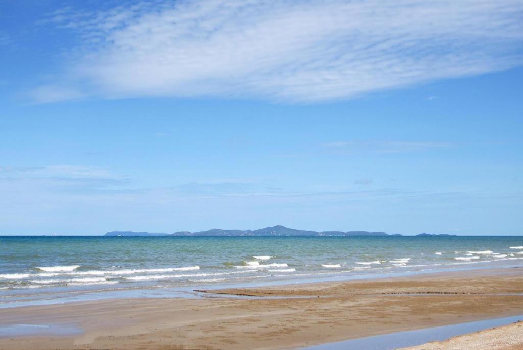 Sea Falcon On The Water Na Chom Thian Luaran gambar