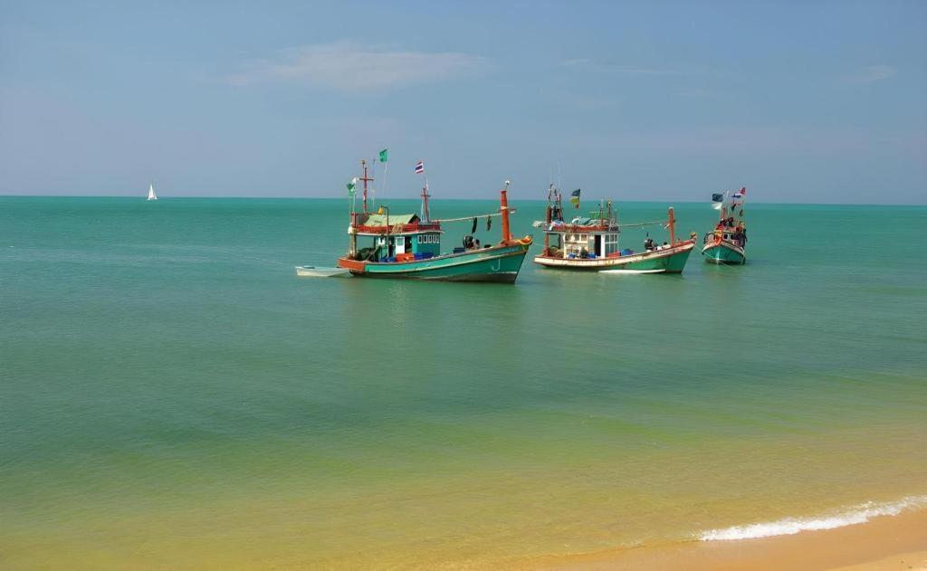Sea Falcon On The Water Na Chom Thian Luaran gambar